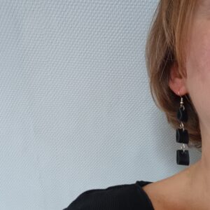 oorbel met 3 lederen geplooide vierkantjes