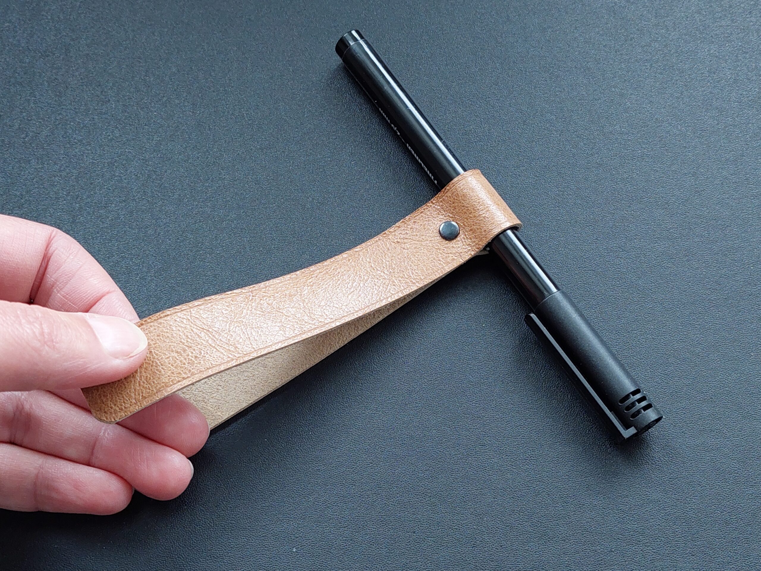 Bladwijzer en pennenhouder in één handig ontwerp