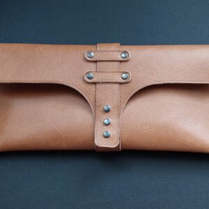 Pennenzak uit bruin gerecycleerd leer