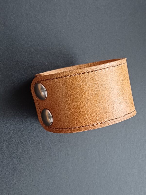 bruine armband van gerecycleerd leer